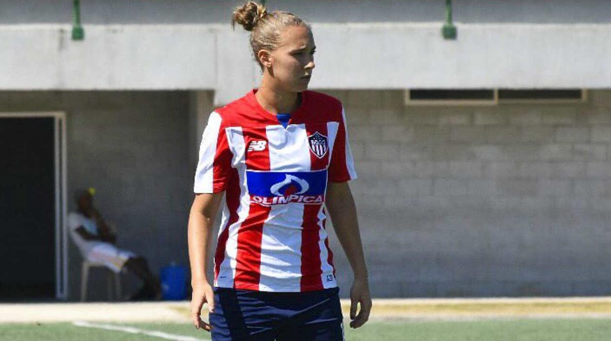 Nicole Regnier, delantera de Las Tiburonas de Junior. 