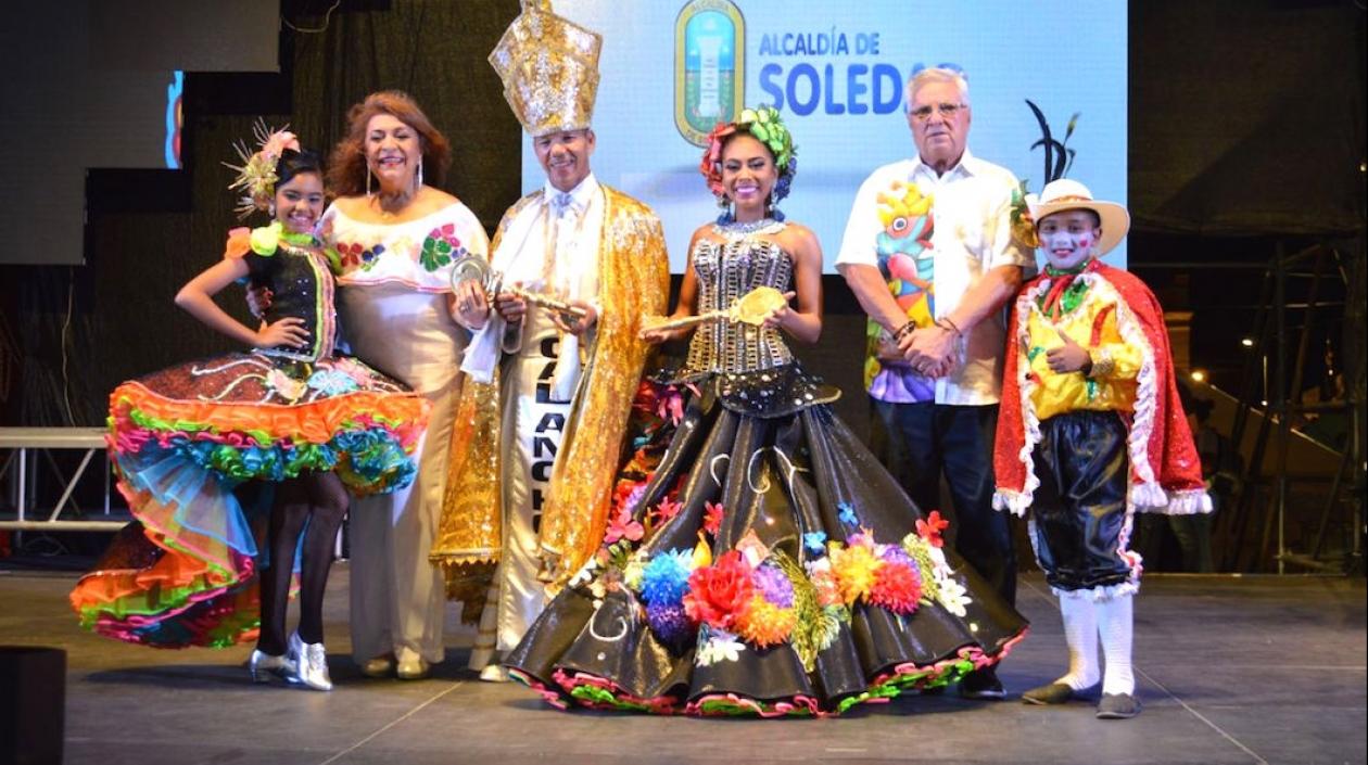 La 'monarquía' carnavalera con el Alcalde Joao Herrera y la primera gestora Alba Olaya de Herrera.