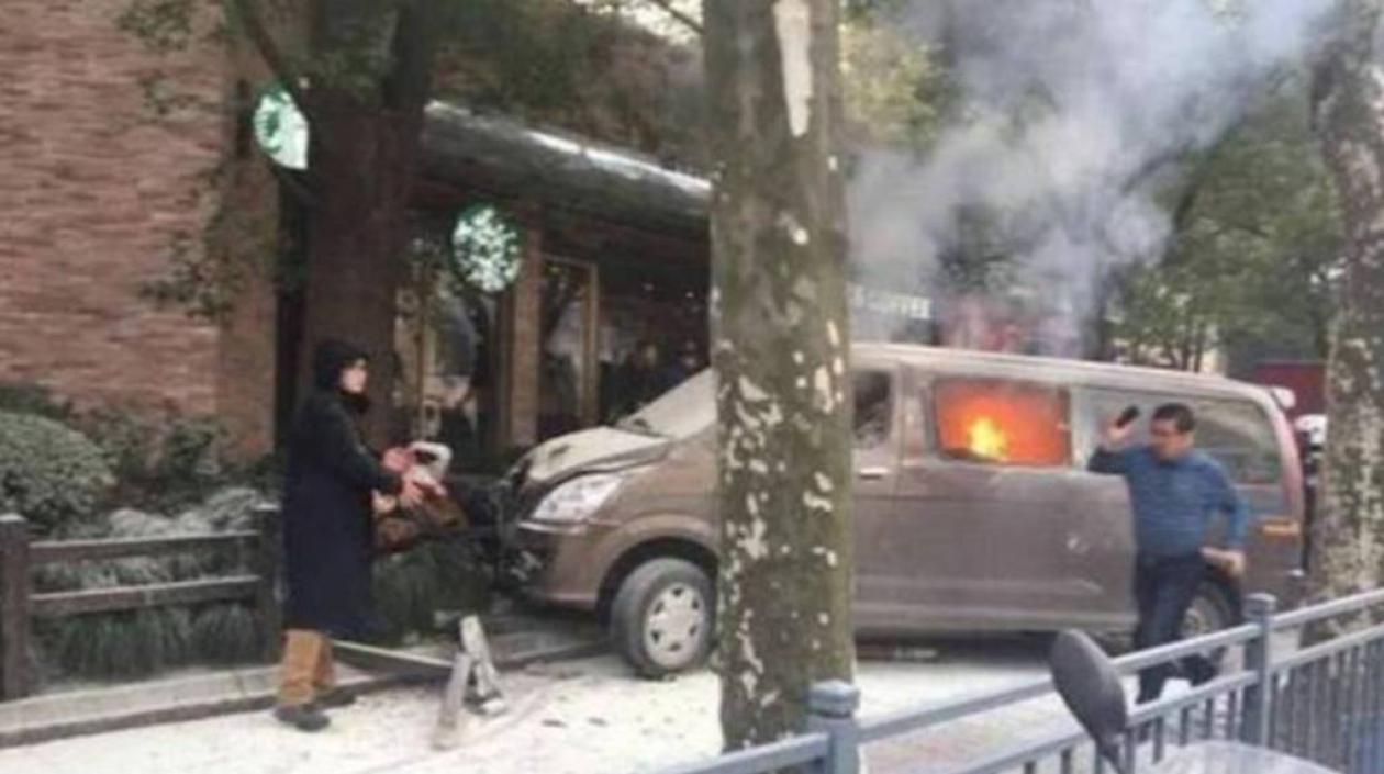 El vehículo perdió el control, se metió en una zona peatonal y resultaron heridos el conductor y 17 peatones.