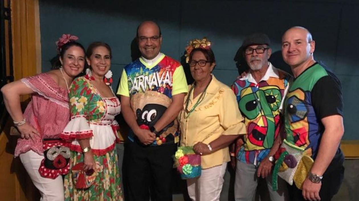 Pilar Santos, Marvel Jimeno, Padre Edgardo Bernales, Nancy Altamar, Jorge Bernales y Diego Ortiz.