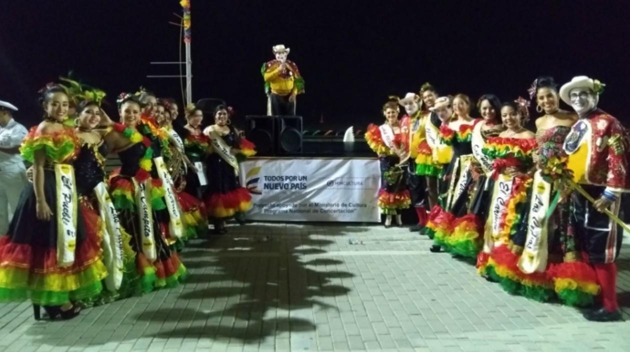 Reinas Populares durante la izada de bandera del Garabato de Emiliano.