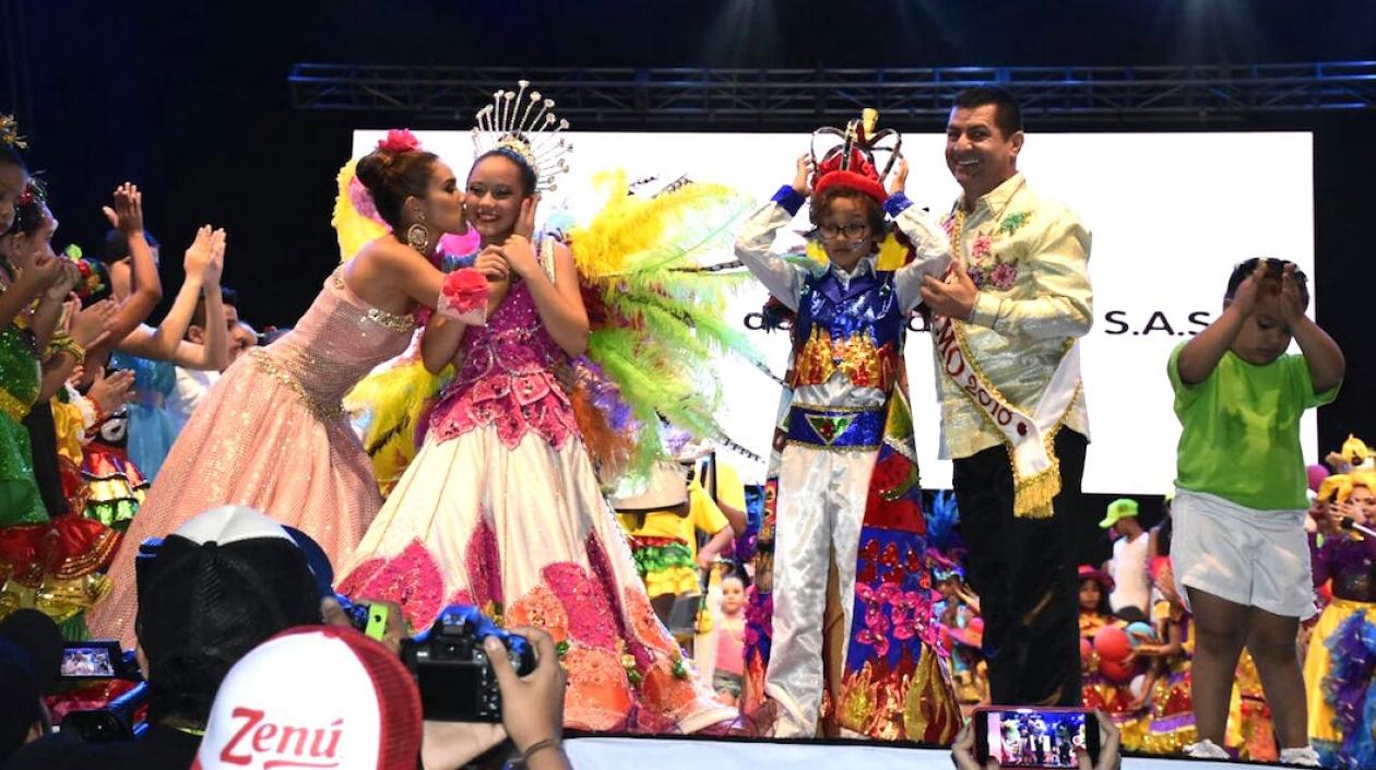 Momento de la coronación de los reyes infantiles.