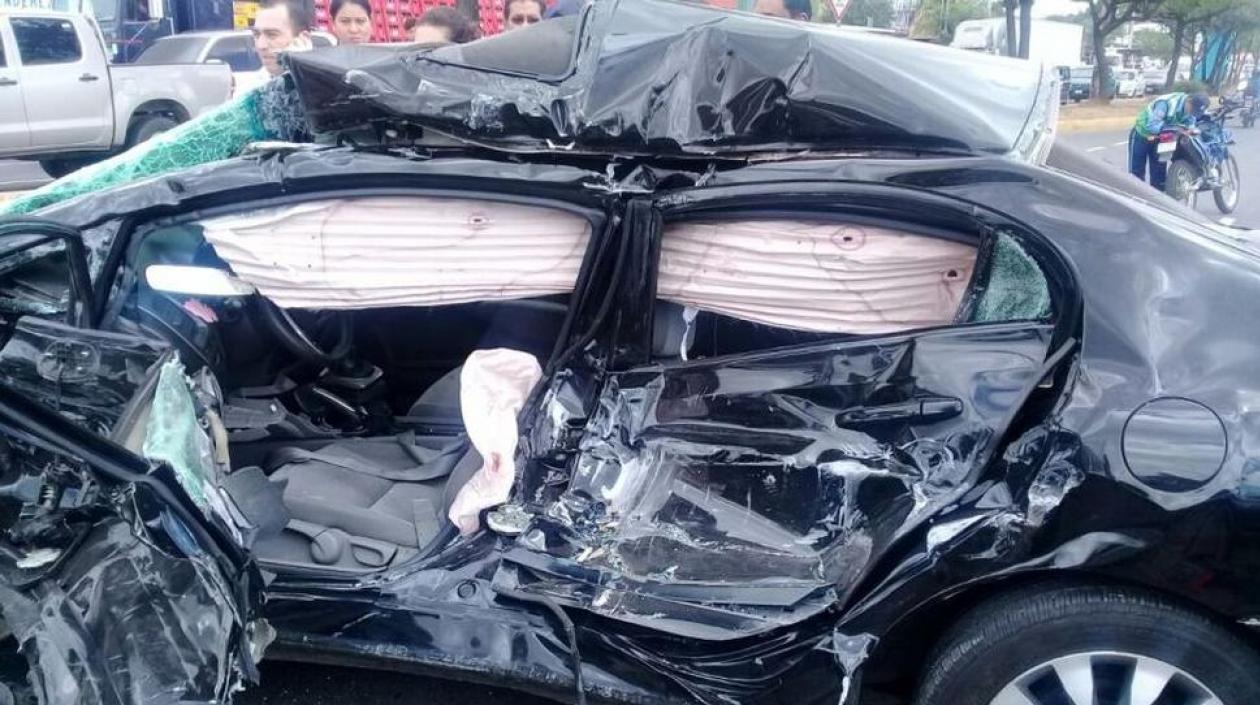 Así quedó el carro después del choque.