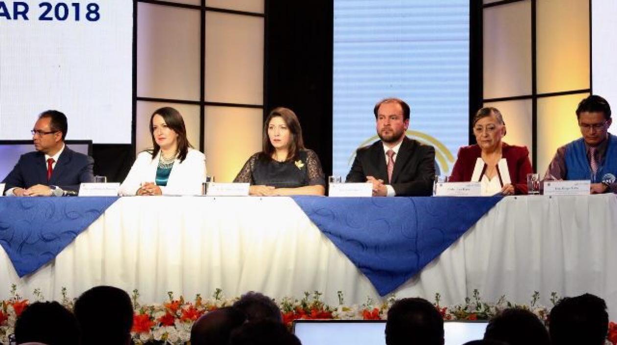 Las autoridades electorales dando a conocer los resultados.
