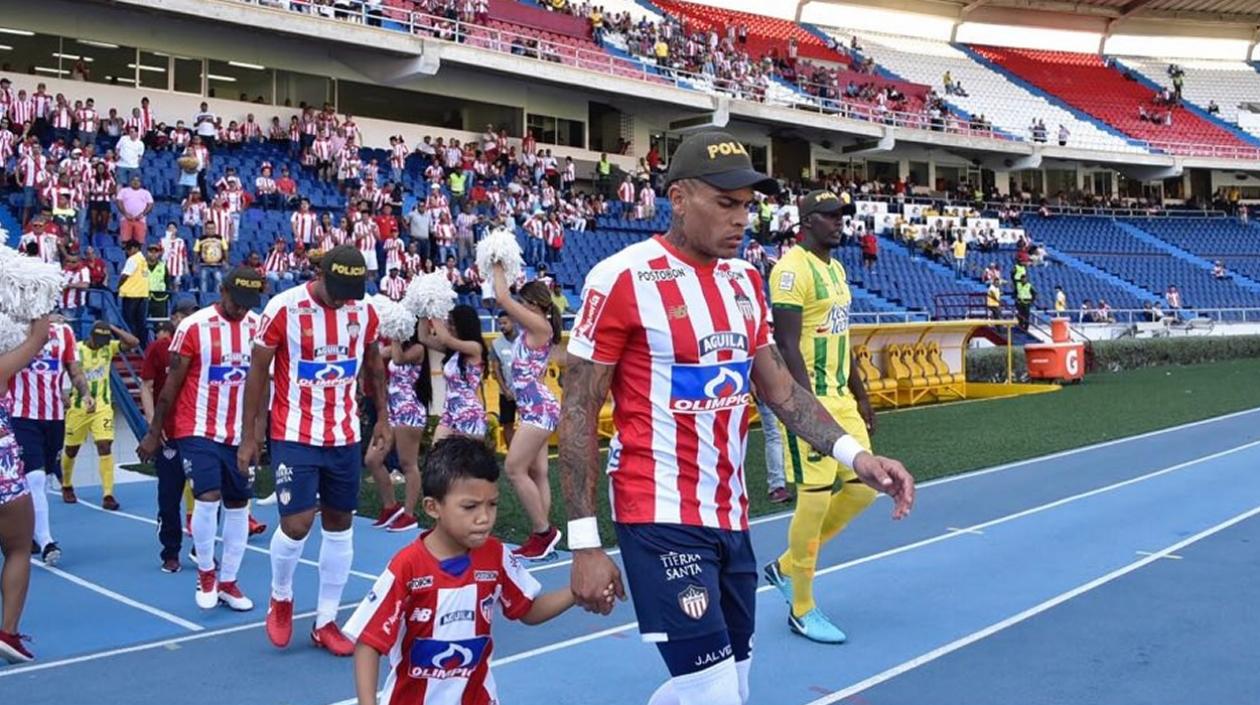 Homenaje de los jugadores de Junior y Bucaramanga a policías fallecidos en atentado a la estación San José