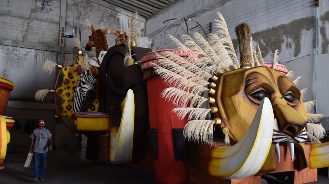 Una de las 18 carrozas que desfilarán en la Batalla de Flores.