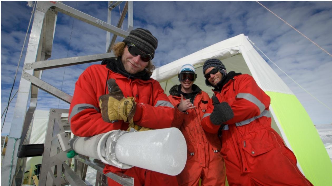 Científicos perforan un núcleo de hielo antártico.