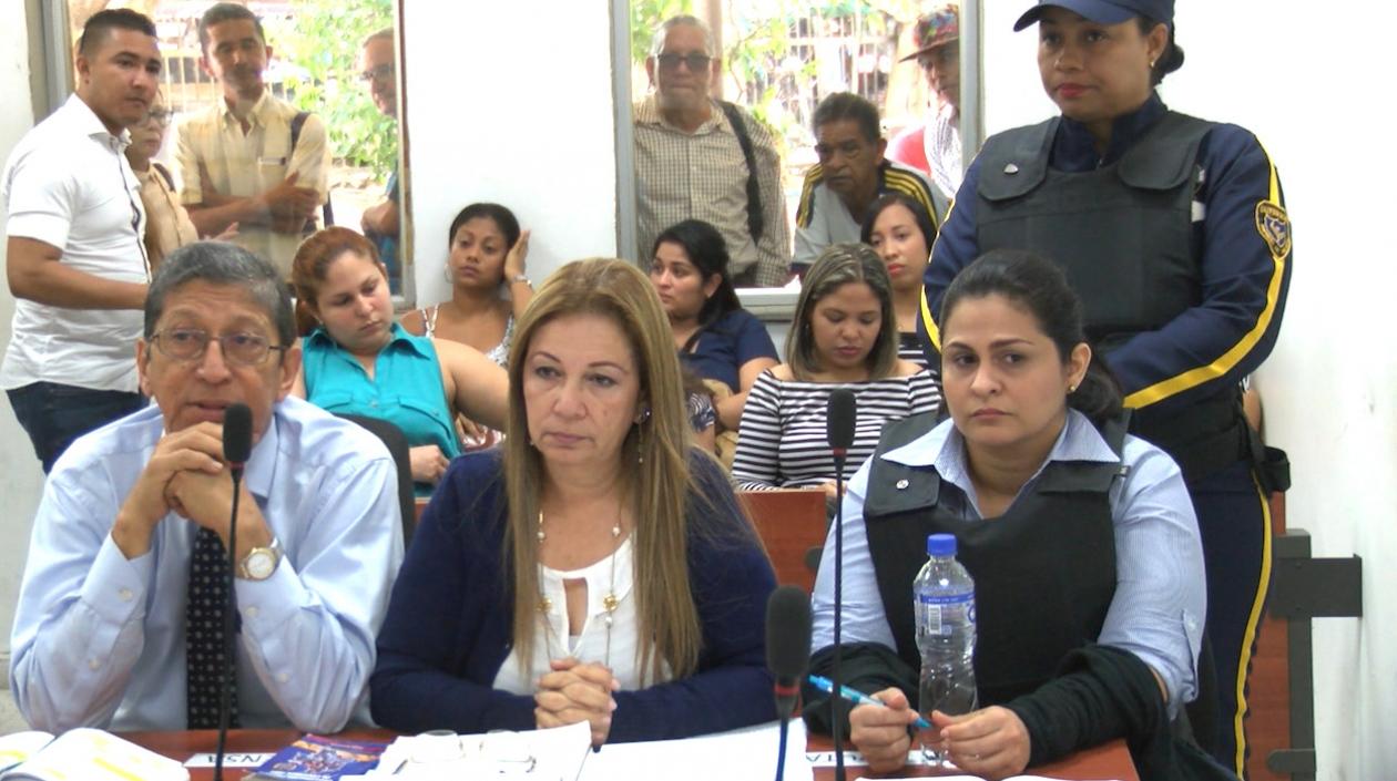 Dayana Jassir, acompañada de su defensa, en plena audiencia.