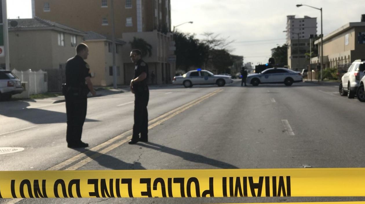 Policía acordona el lugar donde ocurre una emergencia por una toma de rehenes.