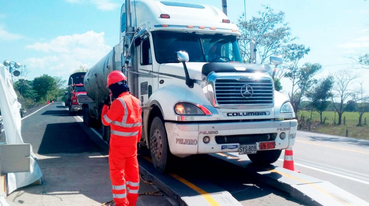 La SuperTransporte comenzó revisión a básculas en los peajes del país.