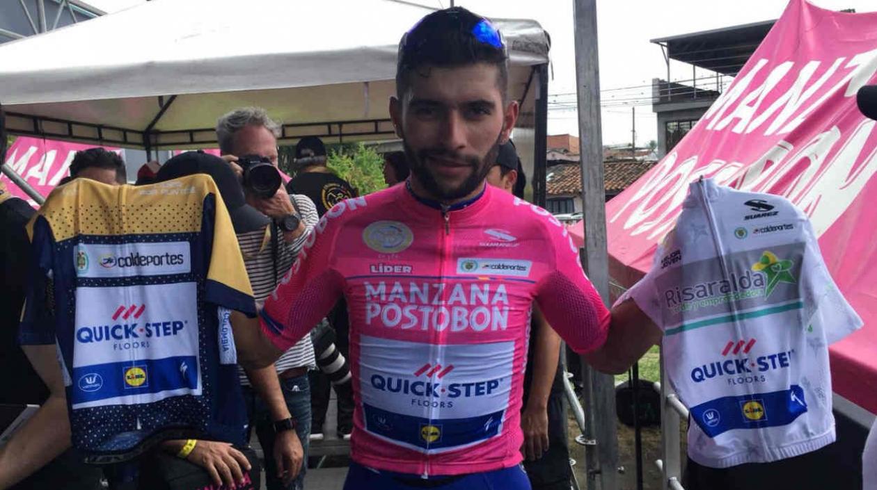 Fernando Gavira exhibe las camisetas que ganó en la primera etapa. 