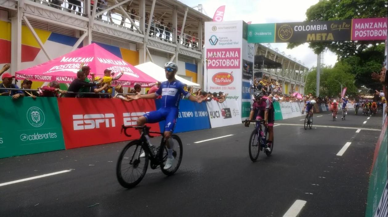 Fernando Gaviria cuando llegaba a la meta de la primera etapa.