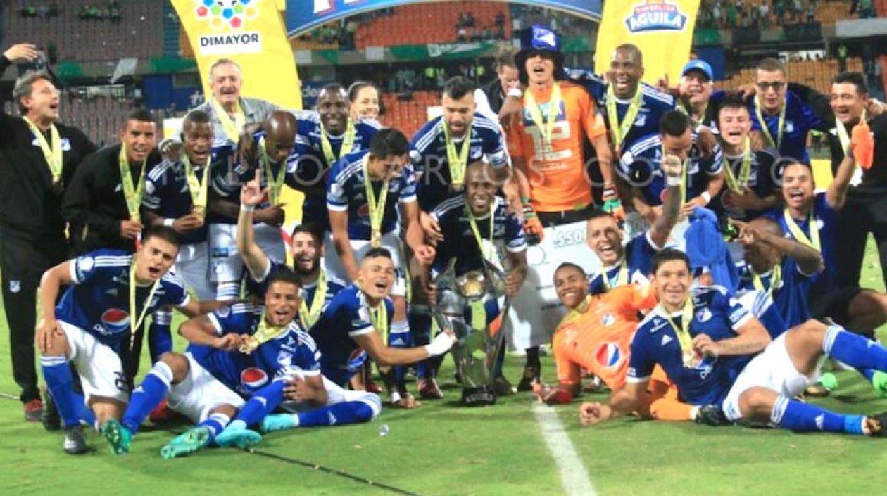 Jugadores de Millonarios celebran luego de la premiación.