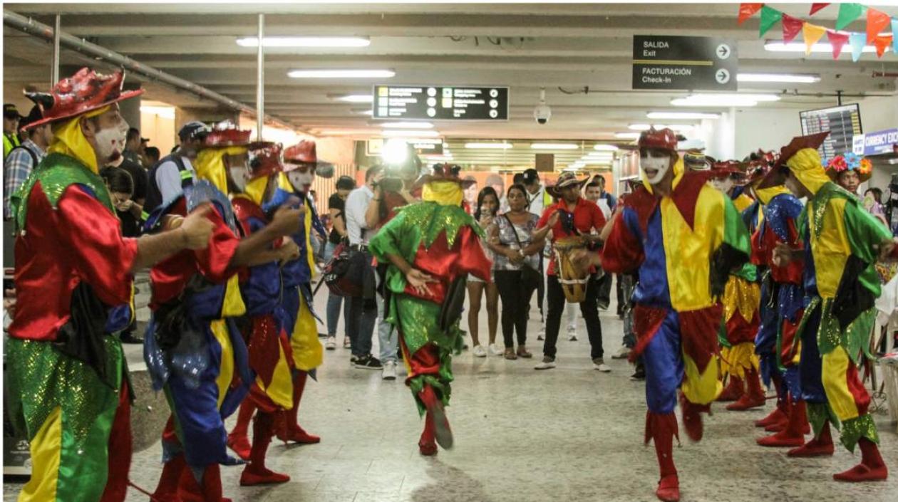 Danzas del Atlántico le dan la bienvenida a los visitantes en el aeropuerto Ernesto Cortissoz.
