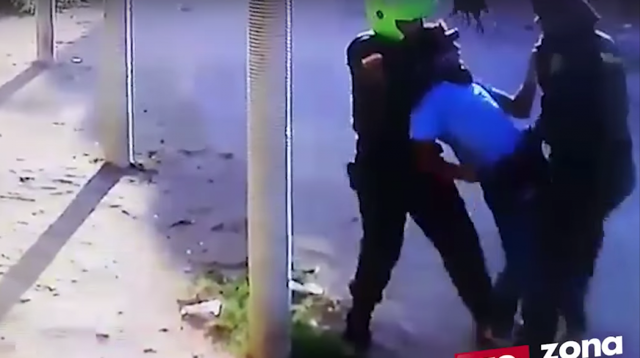 Momentos en el que los policías tratan de someter al joven.