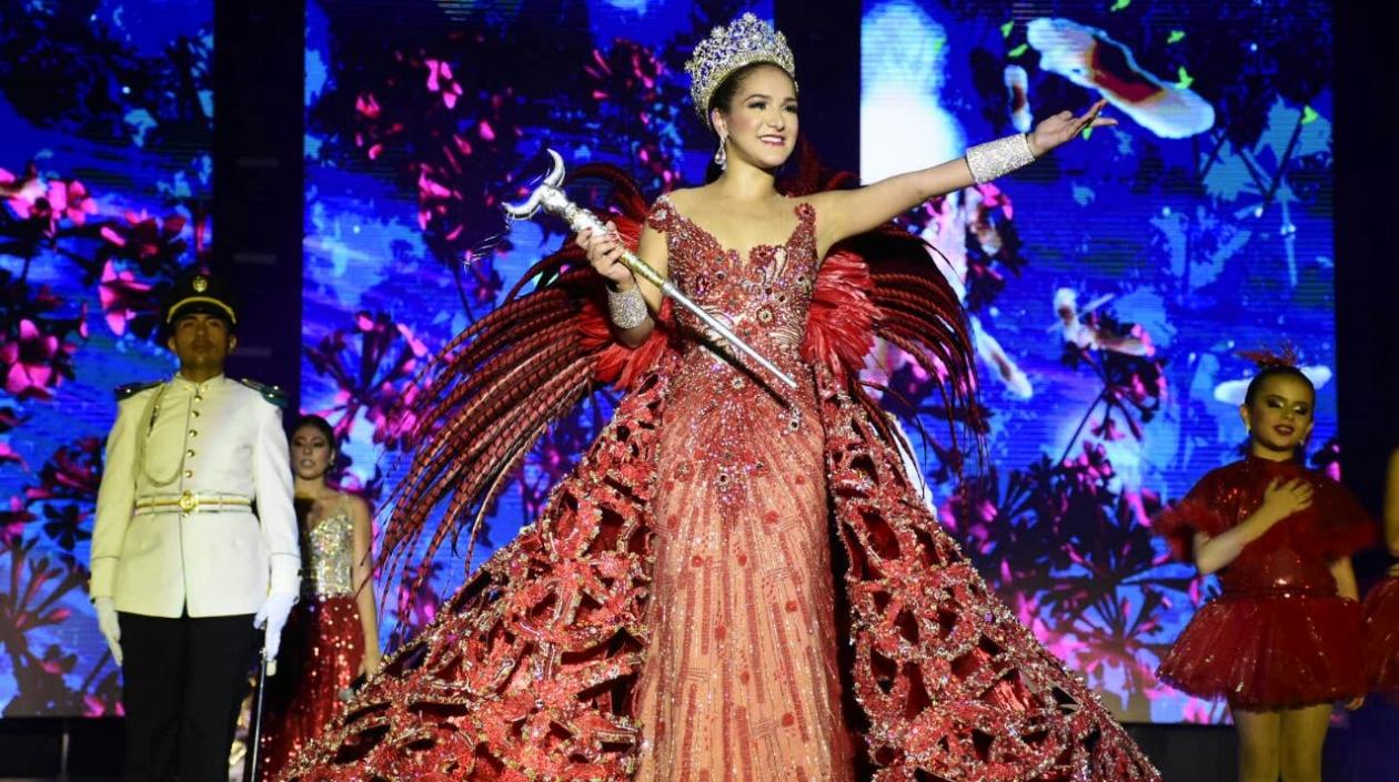 La Reina Valeria Abuchaibe, tras ser coronada por su antecesora.