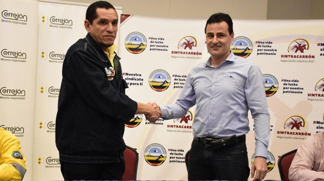 El presidente de Sintracarbón Aldo Amaya  y el jefe negociador de la empresa Roque Castaño