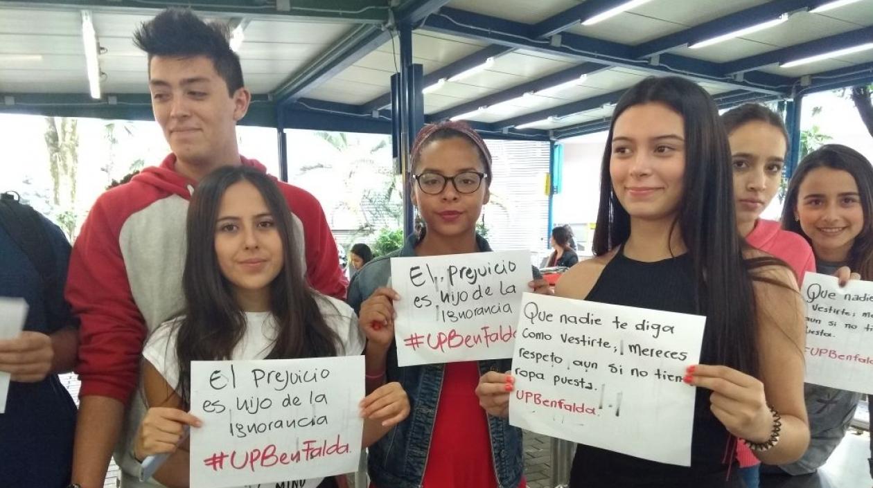 Estudiantes protestan por artículo que pide vestirse con ropa discreta para no distraer.
