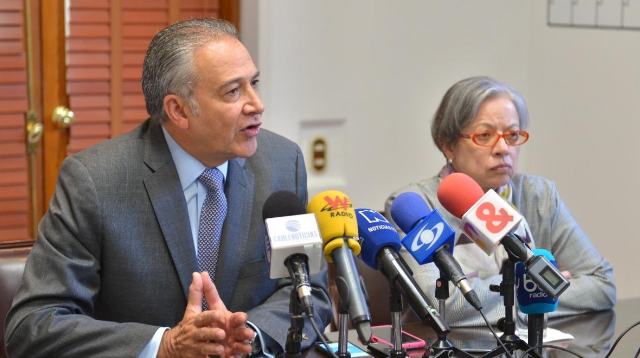 El vicepresidente, general en retiro Óscar Naranjo, y la vicefiscal María Paulina Riveros.