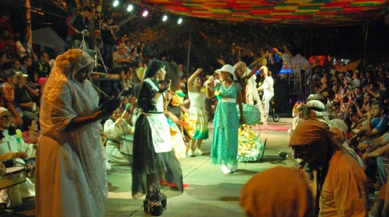 Teatro al aire libre en la Carnavalada de Ay Macondo.