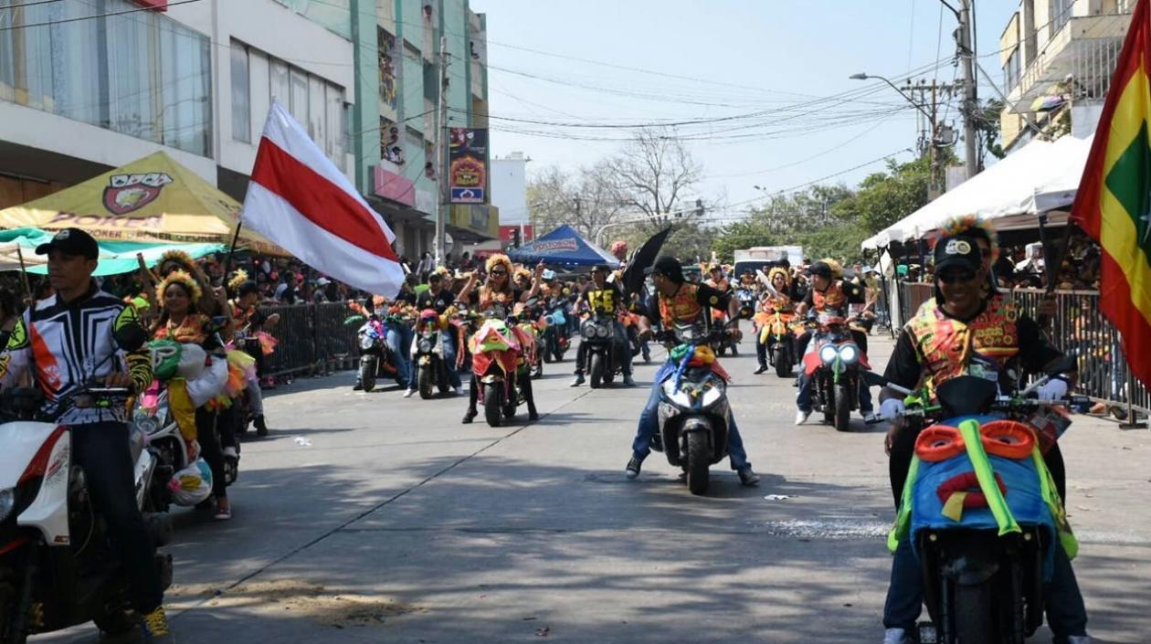 En la 44 se vive el Carnaval del Bordillo.