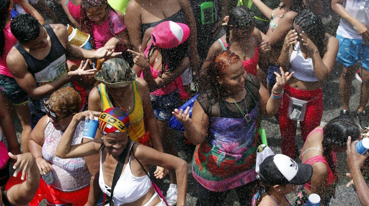 Un grupo de panameños y extranjeros participan de los tradicionales "culecos" (juegos de agua)