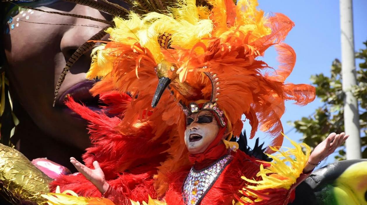 El Rey Momo Ricardo Sierra desfiló de primero, para presidir su desfile en la 17.