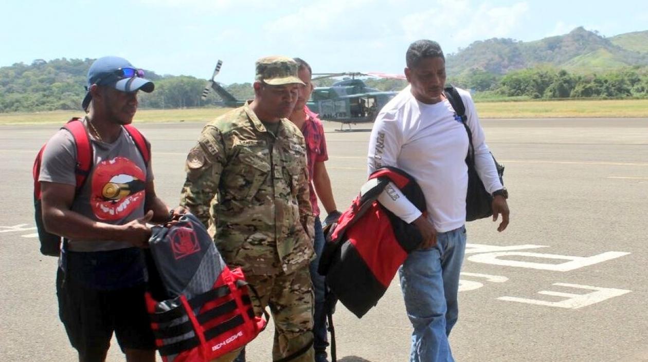 Los tres náufragos fueron trasladados a revisión médica.