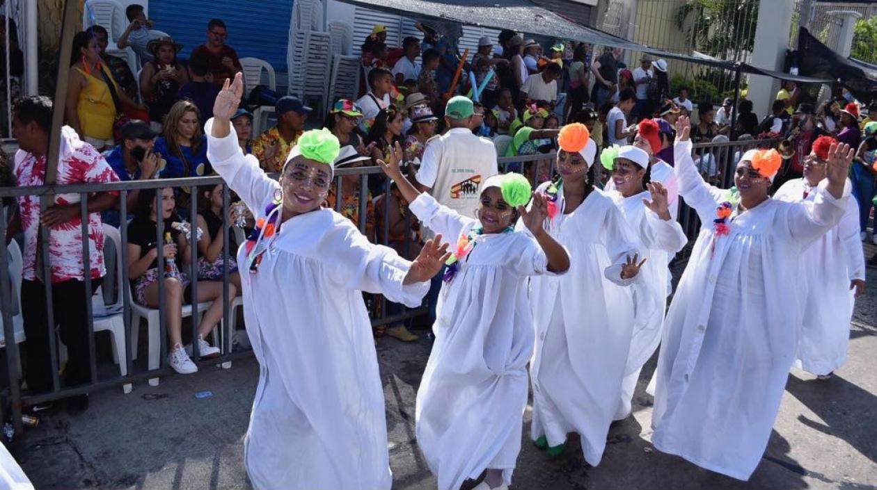 Integrantes de la Red de Mujeres del Atlántico desfilando por la Carrera 44