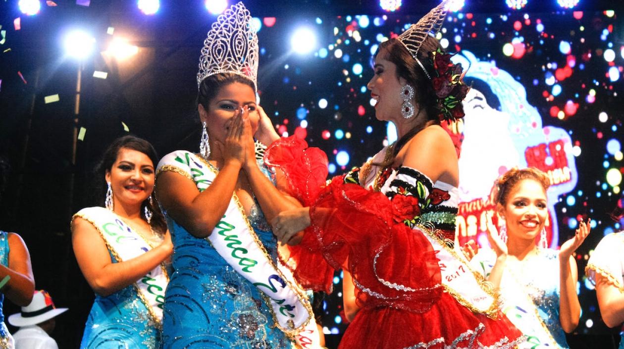 La reina Andrea Balza durante la coronación.