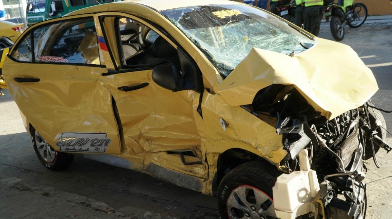 Así quedó el taxi tras el choque.