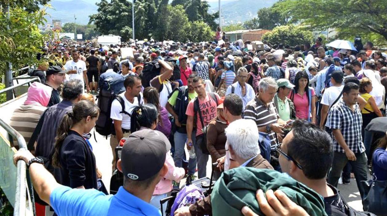 Ciudadanos venezolanos ingresando por el Puente Internacional Simón Bolívar.