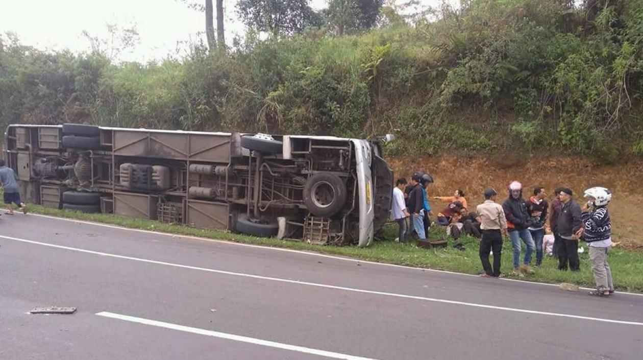 Así quedó el bus después del accidente.