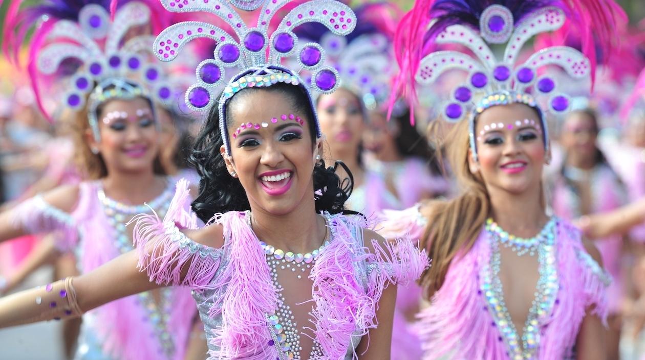 Comparsa Reinas y reinitas.