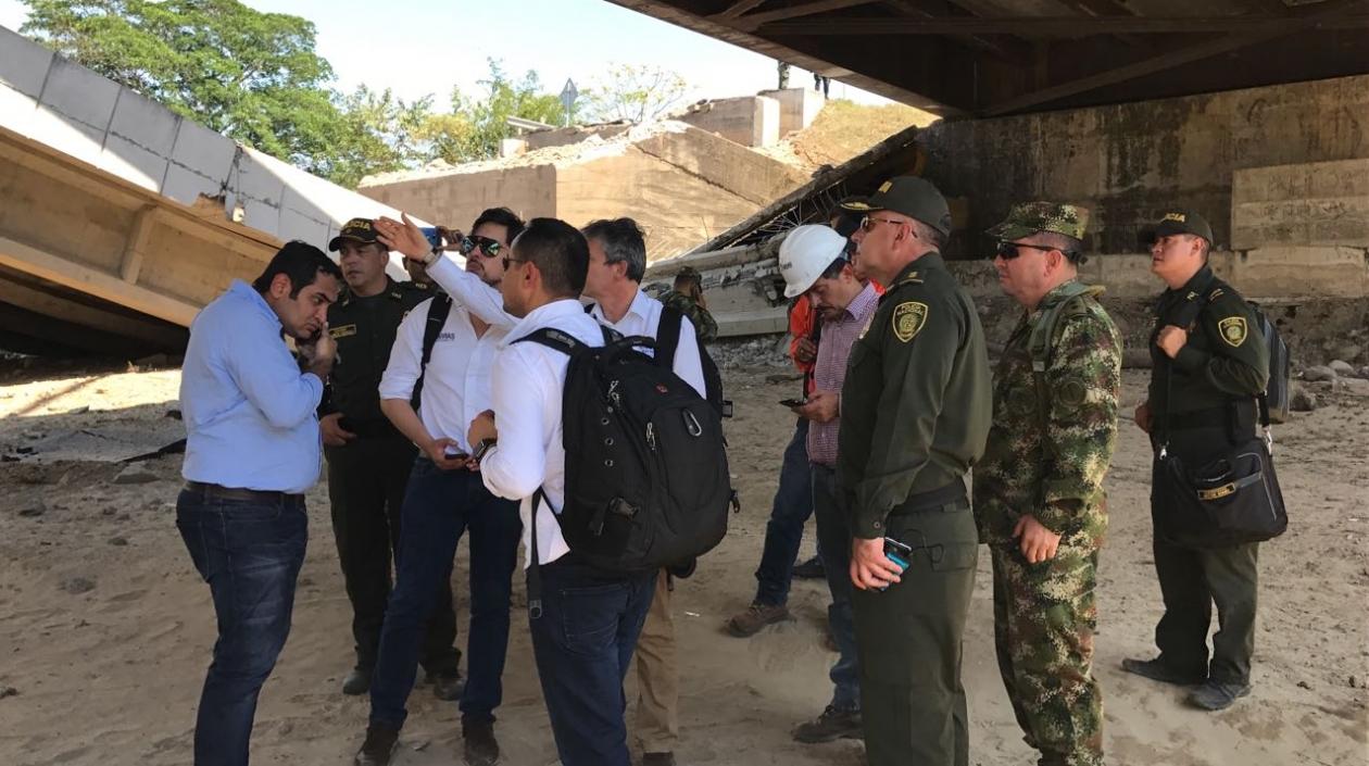 El comandante de la regional 8 de la Policía, general Gonzalo Londoño, inspeccionó con las autoridades el estado de la vía.