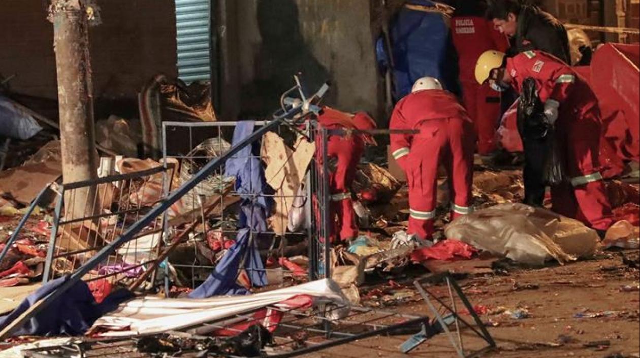 En el lugar de la explosión, personal sanitario, de bomberos y policías inspeccionó la zona afectada.