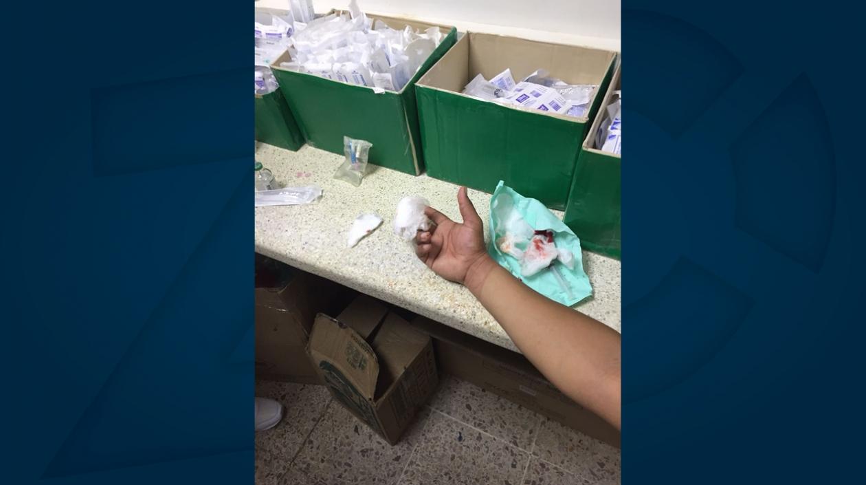 El patrullero cuando era atendido.