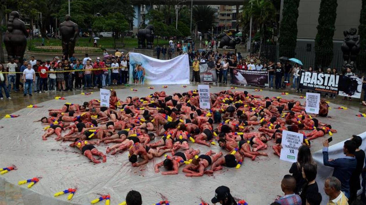 Activistas con sus cuerpos semidesnudos, "ensangrentados" y con banderillas protestaron en Medellín.