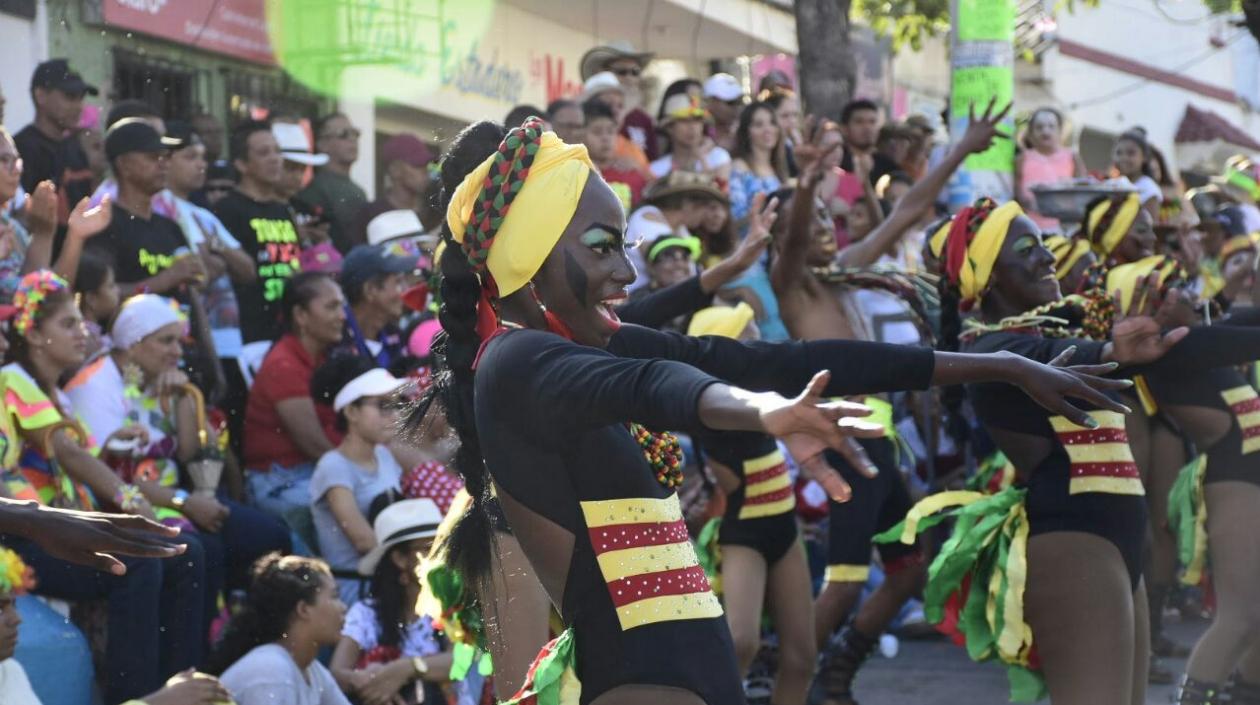 El Carnaval de la 44 se vivió desde el bordillo.
