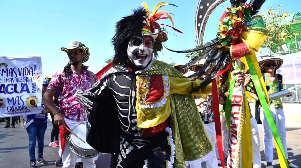 El rey Momo, Ricardo Sierra, en el cumbiódromo de la Vía 40.