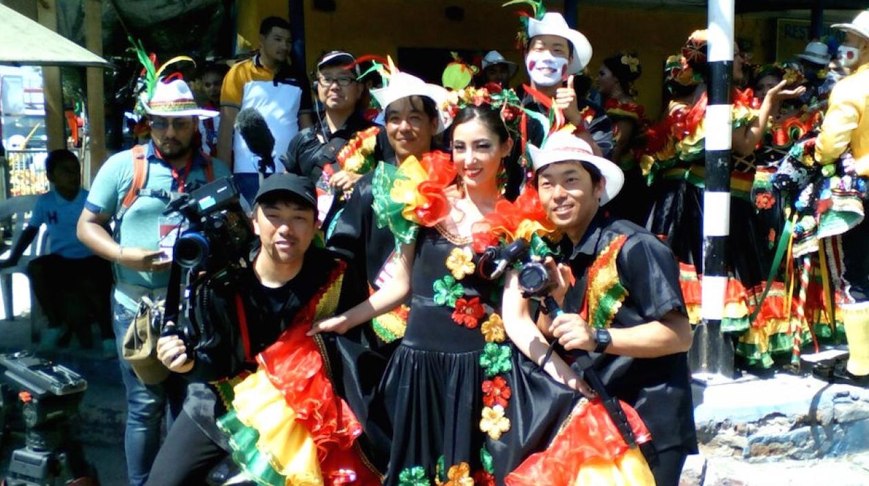 Airi Osugi, con su grupo de trabajo.