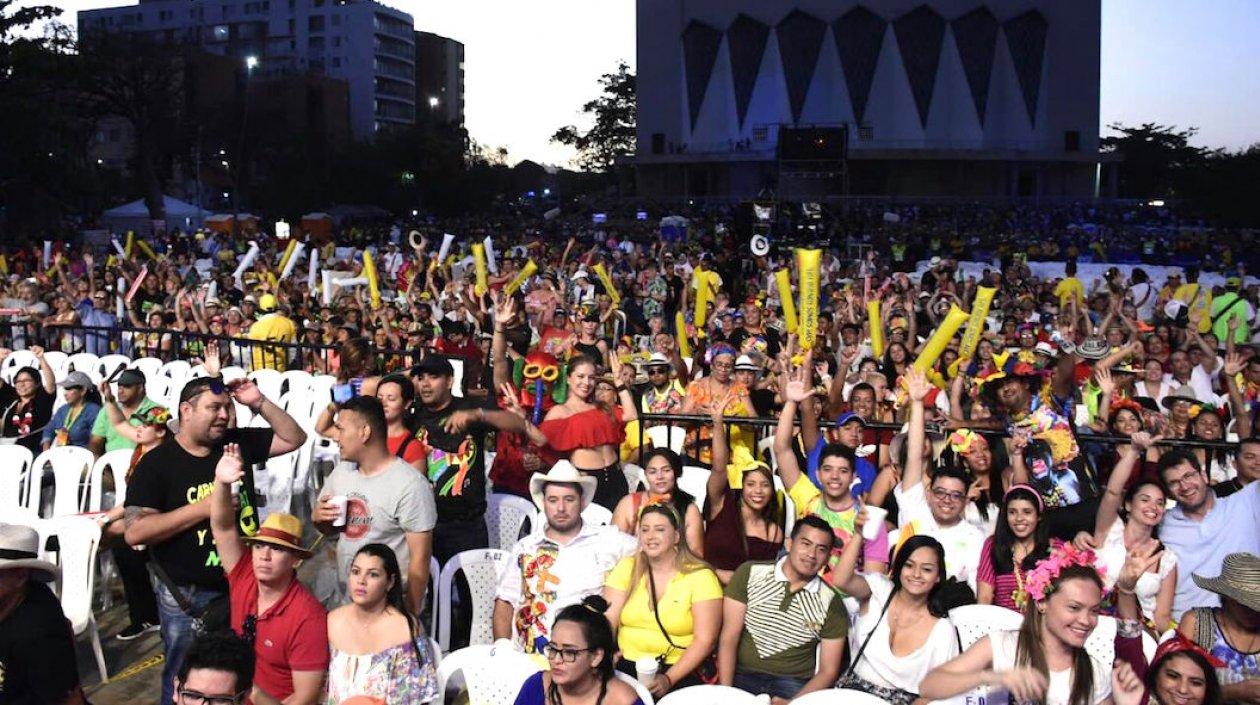 El público respondió con aplausos los anhelos de la paz.