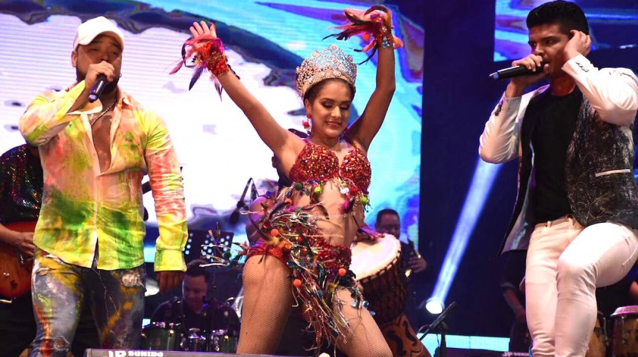 La Reina Valeria durante el show con el grupo Kvrass.