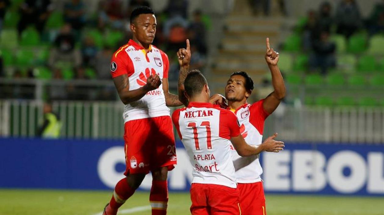 Wilson Morelo (d) de Santa Fe celebra luego de anotar su segundo gol ante Wanderers.