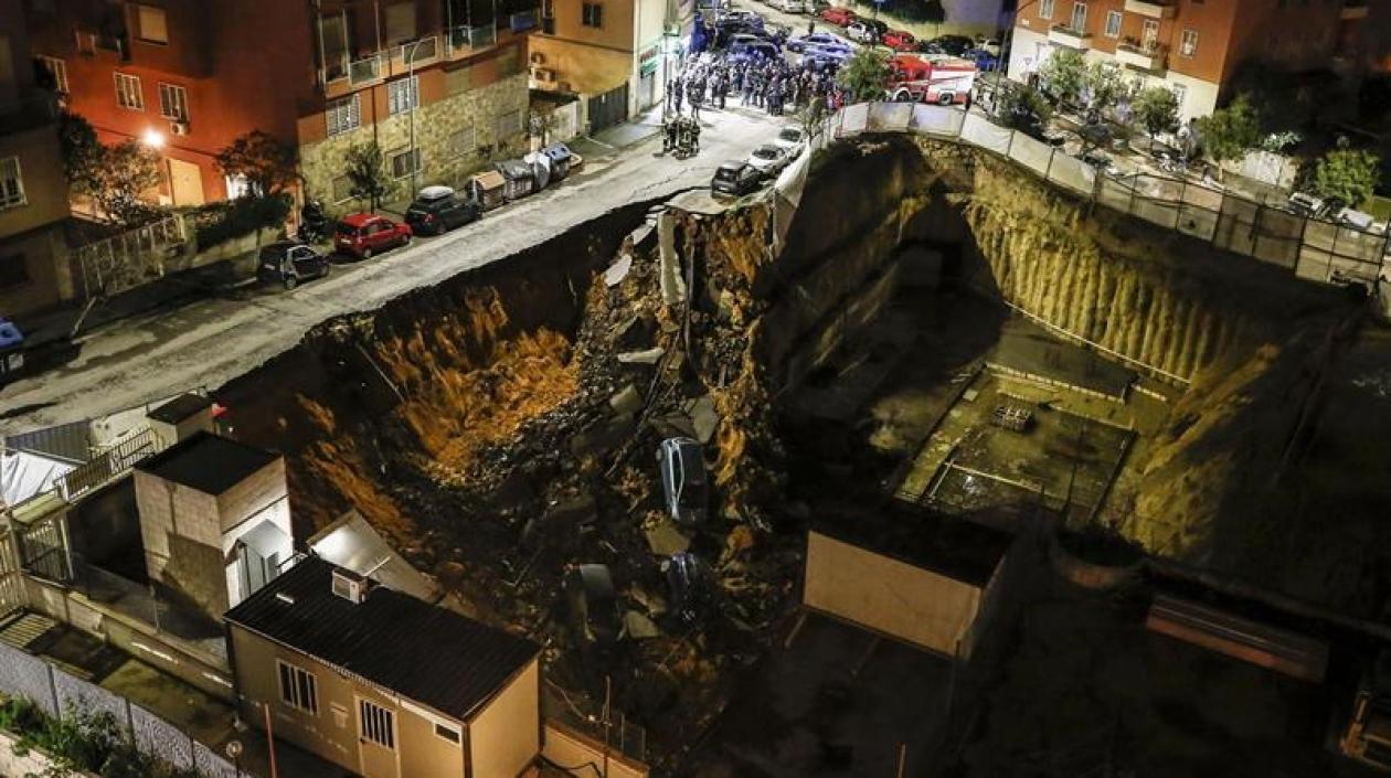 El socavón arrastró 8 vehículos.