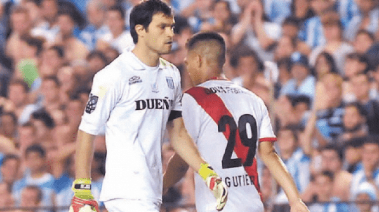 Teófilo Gutiérrez y Sebastián Saja, en uno de sus enfrentamientos en 2013.