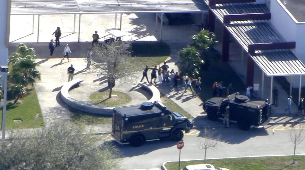 Un grupo de estudiantes protegidos por las autoridades.