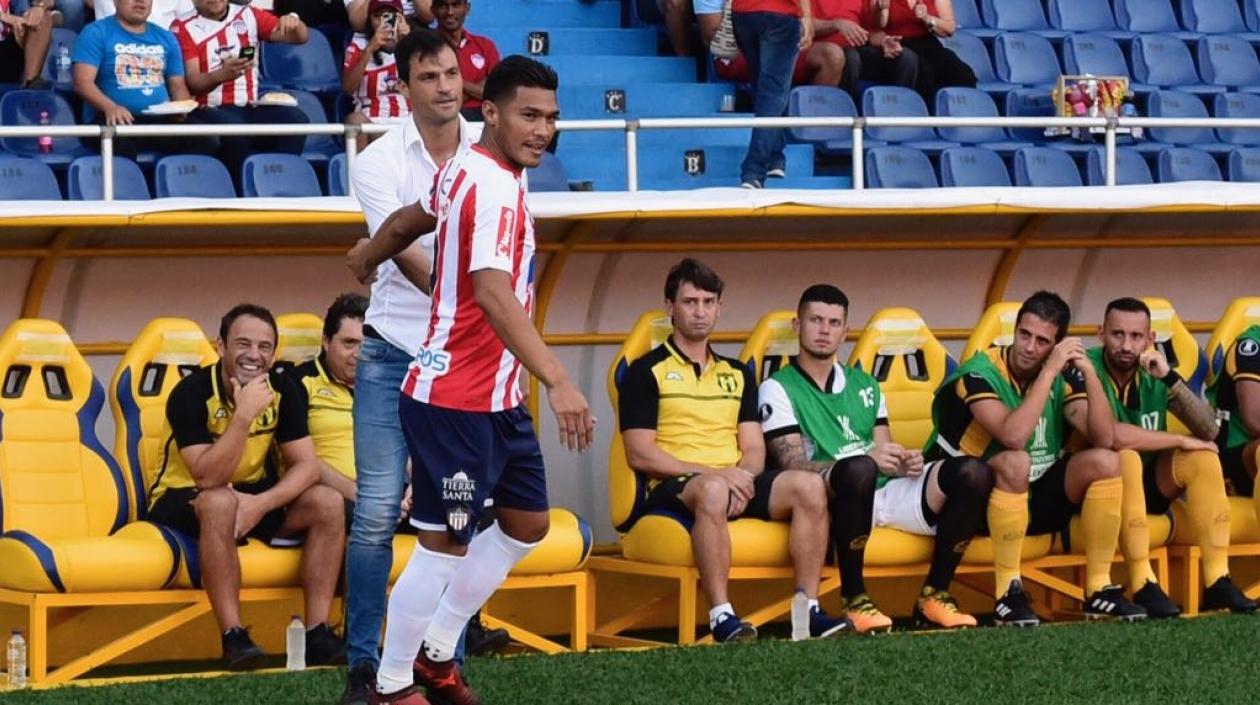 Teo Gutiérrez se acercó al banco de suplentes y saludó a Sebastián Saja.