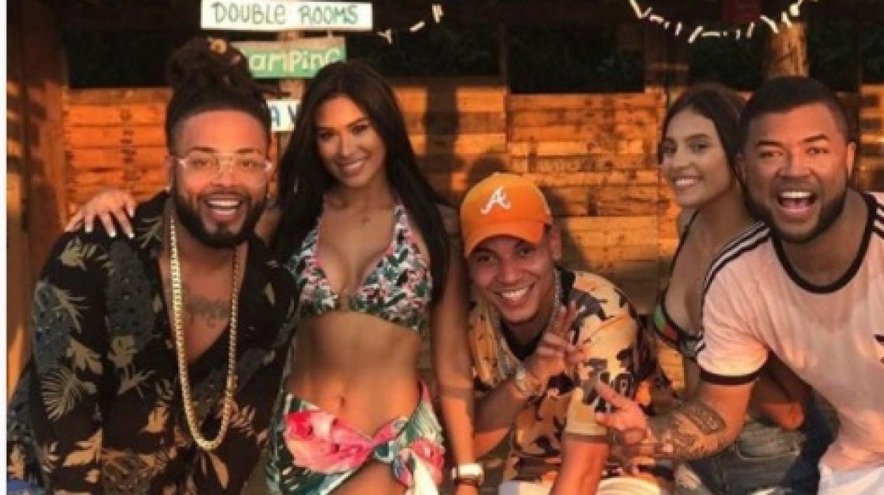 El cantante Kevin Flórez junto a otros invitados.