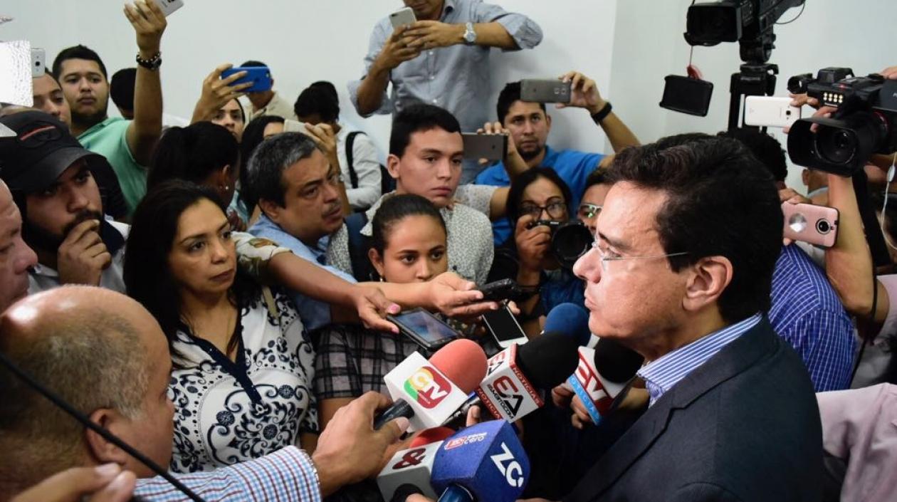 Momento en el que la mujer encaró al rector.